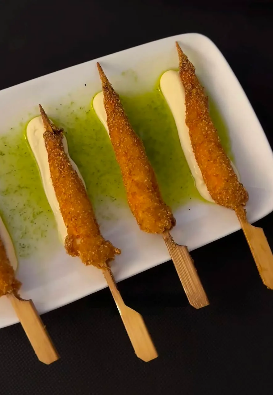 Brochetas crujientes de langostino de Café Vanessa